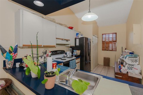 Townhouse in Hialeah, Florida 2 bedrooms, 101.17 sq.m. № 2091050 - photo 19