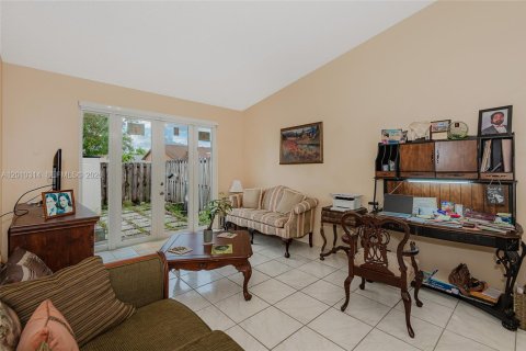 Townhouse in Hialeah, Florida 2 bedrooms, 101.17 sq.m. № 2091050 - photo 13
