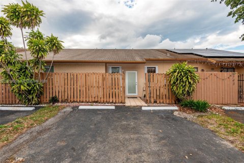 Townhouse in Hialeah, Florida 2 bedrooms, 101.17 sq.m. № 2091050 - photo 2