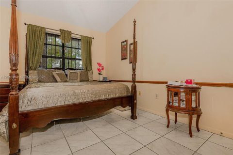 Townhouse in Hialeah, Florida 2 bedrooms, 101.17 sq.m. № 2091050 - photo 28