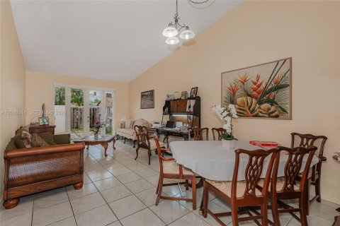 Townhouse in Hialeah, Florida 2 bedrooms, 101.17 sq.m. № 2091050 - photo 4