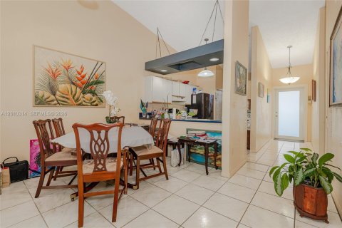 Townhouse in Hialeah, Florida 2 bedrooms, 101.17 sq.m. № 2091050 - photo 18