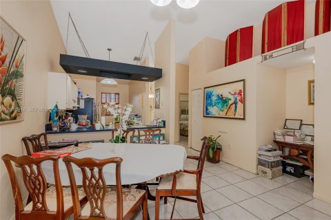 Townhouse in Hialeah, Florida 2 bedrooms, 101.17 sq.m. № 2091050 - photo 10