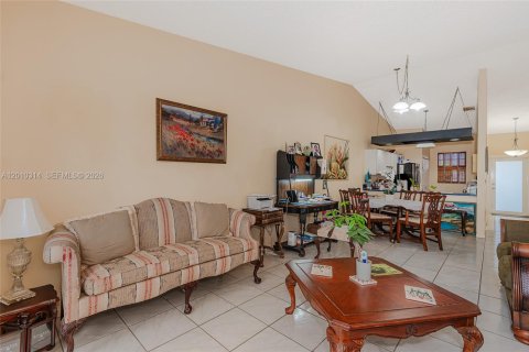 Townhouse in Hialeah, Florida 2 bedrooms, 101.17 sq.m. № 2091050 - photo 15