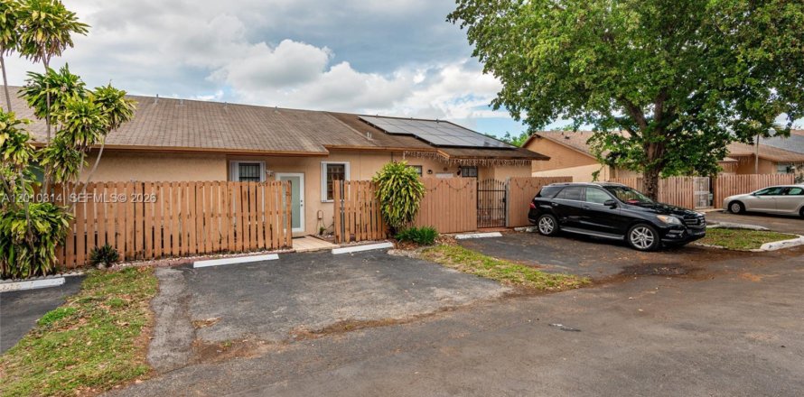 Townhouse in Hialeah, Florida 2 bedrooms, 101.17 sq.m. № 2091050