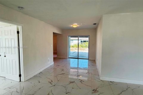 Villa ou maison à vendre à Miami, Floride: 4 chambres, 106.84 m2 № 1988353 - photo 3