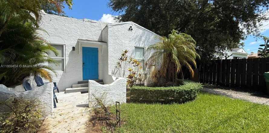 House in Miami, Florida 2 bedrooms, 74.79 sq.m. № 1895293