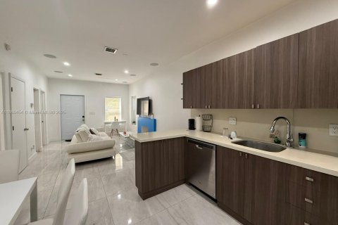 Купить виллу или дом в Майами, Флорида 2 спальни, 74.79м2, № 1895293 - фото 13