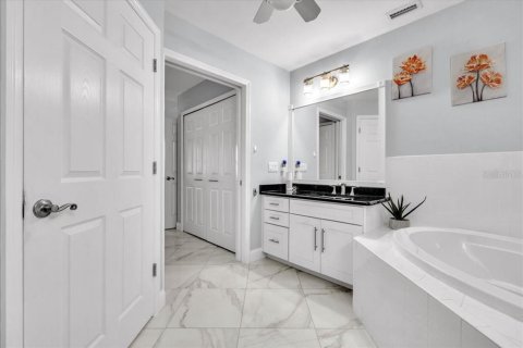 House in Punta Gorda, Florida 2 bedrooms, 133.59 sq.m. № 2120791 - photo 27