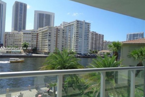 Copropriété à louer à Hallandale Beach, Floride: 3 chambres, 161.37 m2 № 1946913 - photo 24