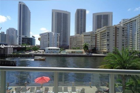 Copropriété à louer à Hallandale Beach, Floride: 3 chambres, 161.37 m2 № 1946913 - photo 1