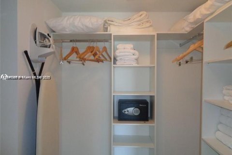 Copropriété à louer à Hallandale Beach, Floride: 3 chambres, 161.37 m2 № 1946913 - photo 10