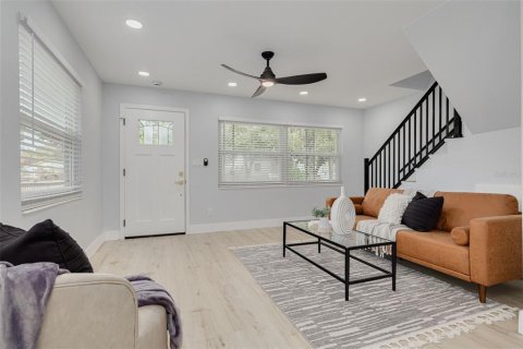 House in Saint Petersburg, Florida 5 bedrooms, 222.97 sq.m. № 2218264 - photo 15