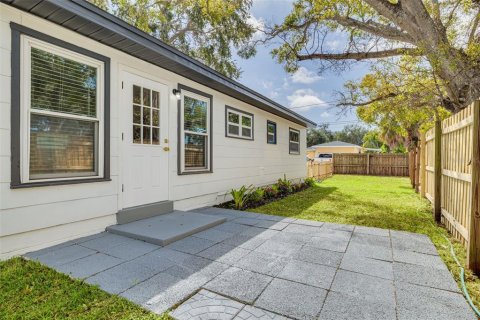 House in Saint Petersburg, Florida 5 bedrooms, 222.97 sq.m. № 2218264 - photo 8