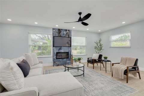 House in Saint Petersburg, Florida 5 bedrooms, 222.97 sq.m. № 2218264 - photo 20