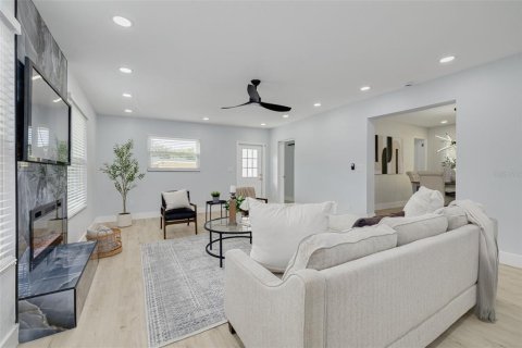 House in Saint Petersburg, Florida 5 bedrooms, 222.97 sq.m. № 2218264 - photo 22