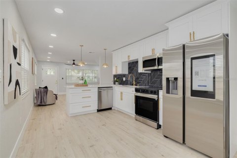 House in Saint Petersburg, Florida 5 bedrooms, 222.97 sq.m. № 2218264 - photo 17