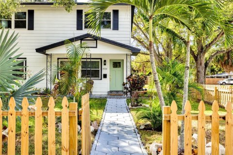 House in Saint Petersburg, Florida 5 bedrooms, 222.97 sq.m. № 2218264 - photo 4