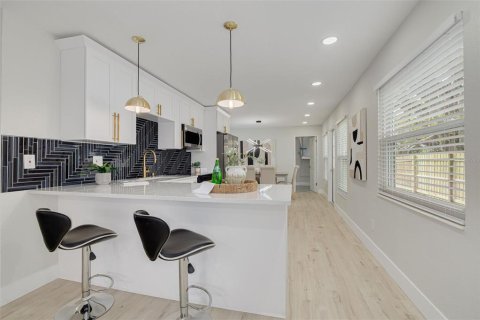 House in Saint Petersburg, Florida 5 bedrooms, 222.97 sq.m. № 2218264 - photo 16