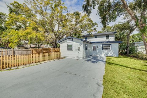 House in Saint Petersburg, Florida 5 bedrooms, 222.97 sq.m. № 2218264 - photo 10