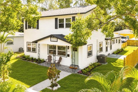 House in Saint Petersburg, Florida 5 bedrooms, 222.97 sq.m. № 2218264