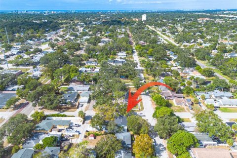 House in Saint Petersburg, Florida 5 bedrooms, 222.97 sq.m. № 2218264 - photo 12