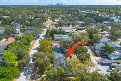 House in Saint Petersburg, Florida 5 bedrooms, 222.97 sq.m. № 2218264 - photo 11