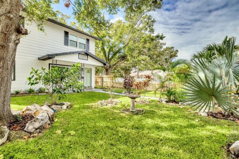 House in Saint Petersburg, Florida 5 bedrooms, 222.97 sq.m. № 2218264 - photo 5