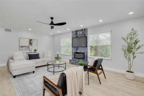 House in Saint Petersburg, Florida 5 bedrooms, 222.97 sq.m. № 2218264 - photo 21