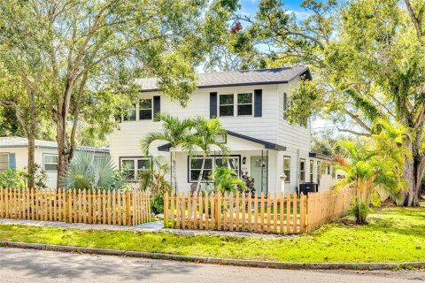 House in Saint Petersburg, Florida 5 bedrooms, 222.97 sq.m. № 2218264 - photo 2