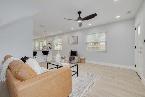 House in Saint Petersburg, Florida 5 bedrooms, 222.97 sq.m. № 2218264 - photo 14