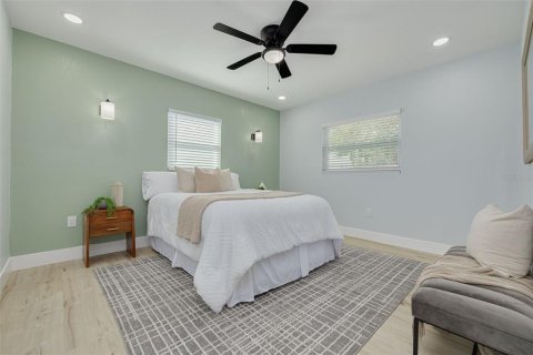 House in Saint Petersburg, Florida 5 bedrooms, 222.97 sq.m. № 2218264 - photo 23