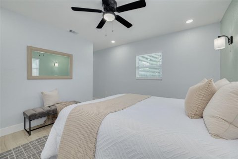 House in Saint Petersburg, Florida 5 bedrooms, 222.97 sq.m. № 2218264 - photo 24
