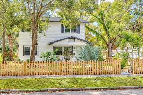 House in Saint Petersburg, Florida 5 bedrooms, 222.97 sq.m. № 2218264 - photo 3