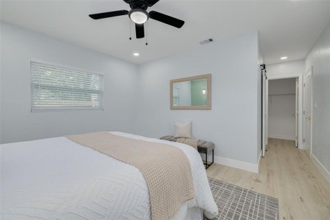 House in Saint Petersburg, Florida 5 bedrooms, 222.97 sq.m. № 2218264 - photo 25