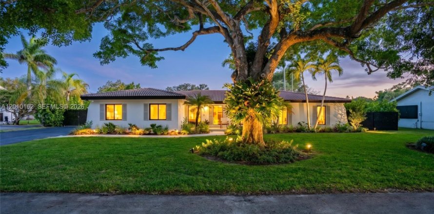 House in Palmetto Bay, Florida 4 bedrooms, 211.45 sq.m. № 2075051