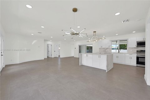Casa en venta en Hollywood, Florida, 4 dormitorios, 157.19 m2 № 1968125 - foto 2