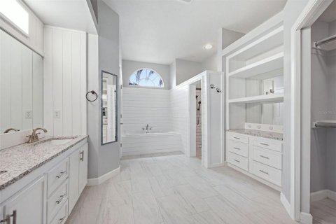 House in Wesley Chapel, Florida 4 bedrooms, 205.5 sq.m. № 2306263 - photo 19
