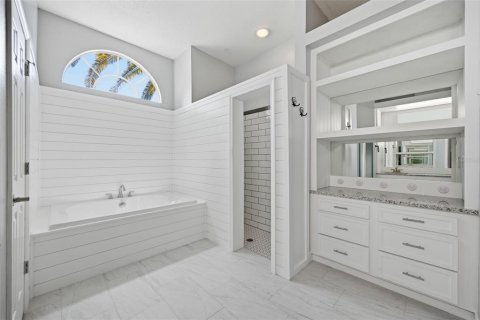 House in Wesley Chapel, Florida 4 bedrooms, 205.5 sq.m. № 2306263 - photo 20