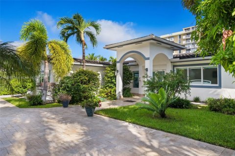 House in North Miami, Florida 5 bedrooms, 254.09 sq.m. № 1920536 - photo 2