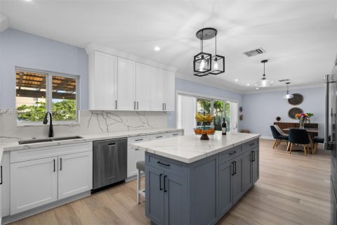 House in North Miami, Florida 5 bedrooms, 254.09 sq.m. № 1920536 - photo 24