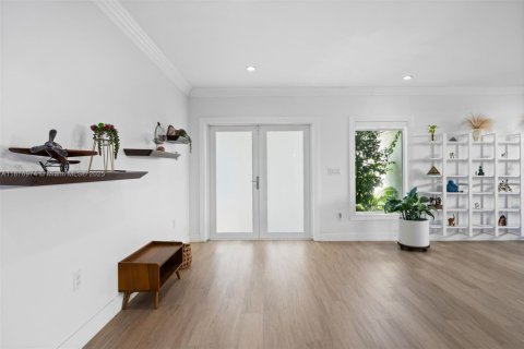 House in North Miami, Florida 5 bedrooms, 254.09 sq.m. № 1920536 - photo 13