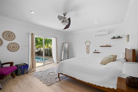 House in North Miami, Florida 5 bedrooms, 254.09 sq.m. № 1920536 - photo 12