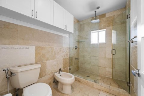 House in North Miami, Florida 5 bedrooms, 254.09 sq.m. № 1920536 - photo 29
