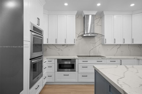House in North Miami, Florida 5 bedrooms, 254.09 sq.m. № 1920536 - photo 23