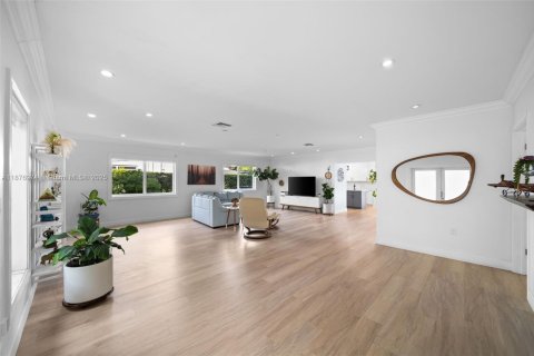 House in North Miami, Florida 5 bedrooms, 254.09 sq.m. № 1920536 - photo 8
