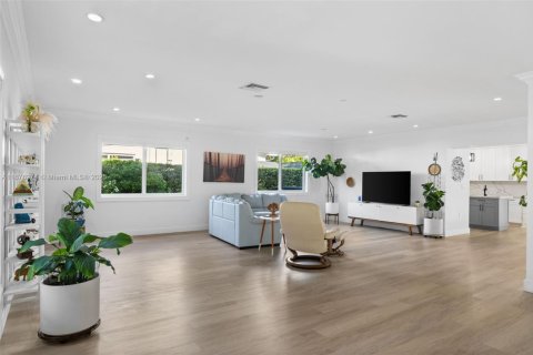 House in North Miami, Florida 5 bedrooms, 254.09 sq.m. № 1920536 - photo 14