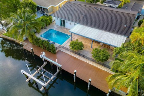 House in North Miami, Florida 5 bedrooms, 254.09 sq.m. № 1920536 - photo 1