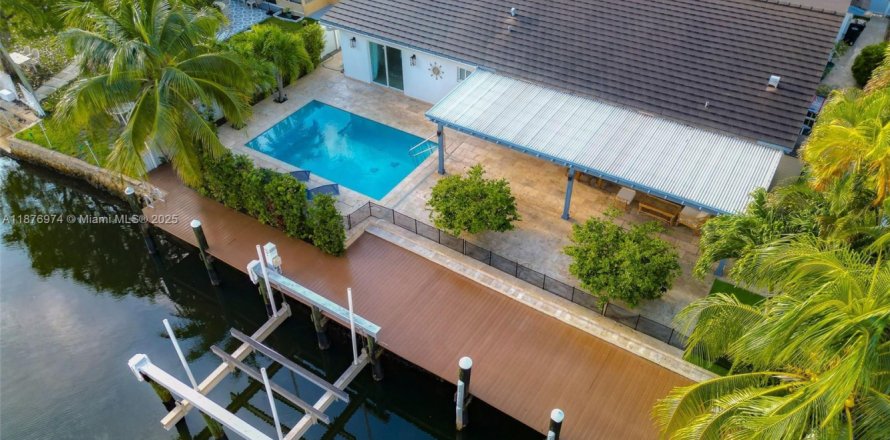 House in North Miami, Florida 5 bedrooms, 254.09 sq.m. № 1920536