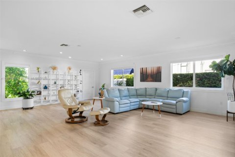 House in North Miami, Florida 5 bedrooms, 254.09 sq.m. № 1920536 - photo 15